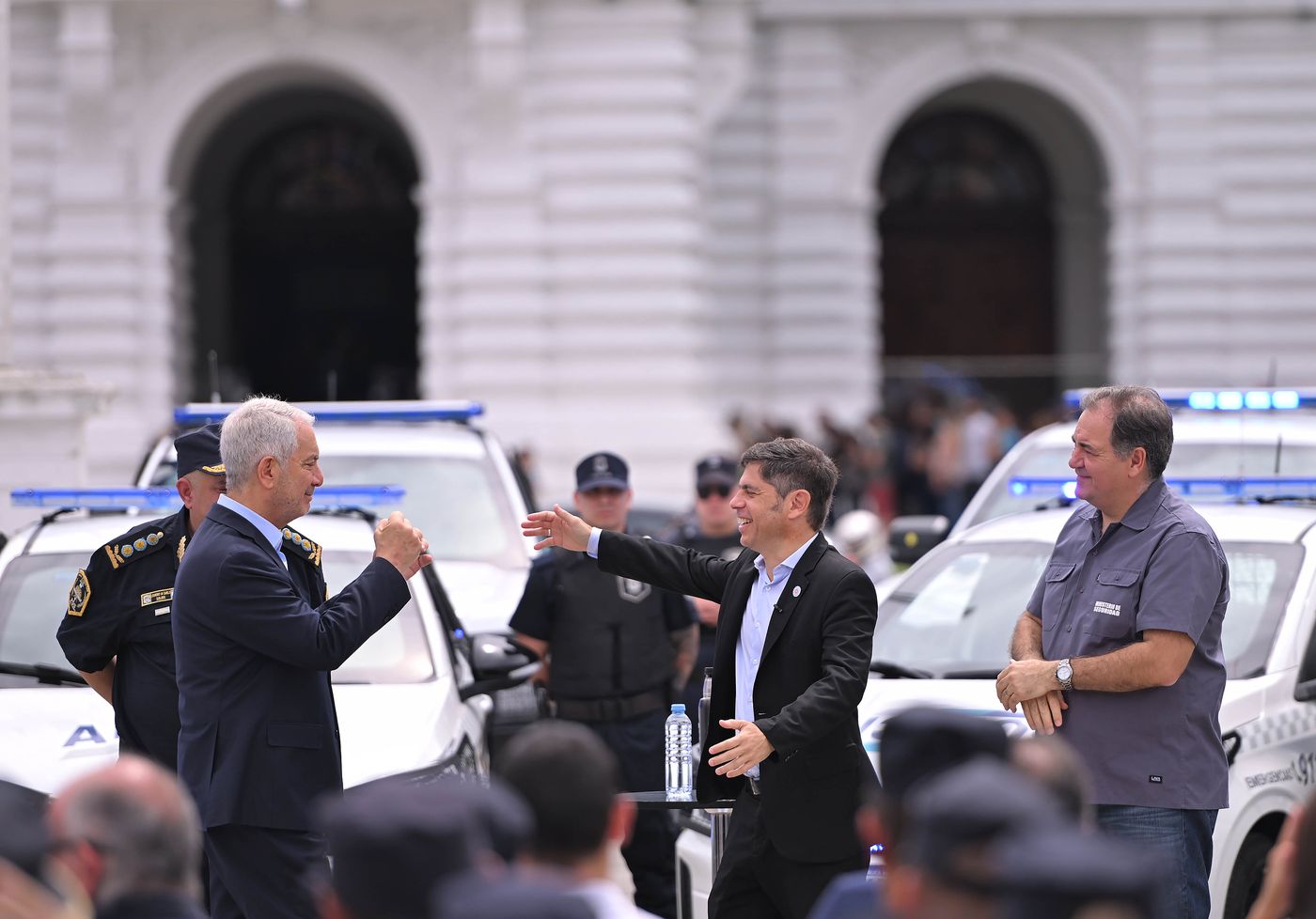 Julio Alak, Axel Kicillof y Javier Alonso, en el acto de entrega de los patrulleros en La Plata.