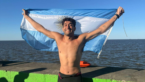 Un guardavidas de Berisso completó el cruce a nado del Río de la Plata desde Uruguay a Punta Lara Un guardavidas de Berisso completó el cruce a nado del Río de la Plata desde Uruguay a Punta Lara