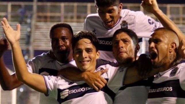 video: la precision de faravelli para colocarla junto al palo de campana