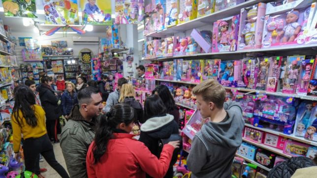uno por uno, los comercios de la plata con descuentos por la noche de las jugueterias