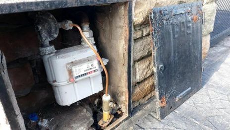 Detuvieron a un joven de 20 años por robar caños y piezas de cabinas de gas en La Plata