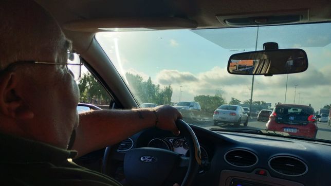 tres amigos de estudiantes quedaron varados en la autopista y huguito los salvo