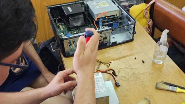 la unlp abre curso gratuito de armado y reparacion de pc para estudiantes