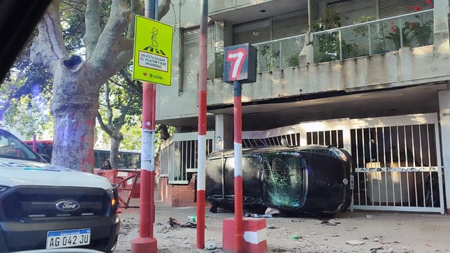 un auto volco y se incrusto contra un porton a metros de la cancha de estudiantes