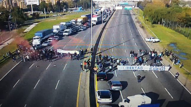 cortan totalmente la autopista en ambos sentidos y el transito es un caos