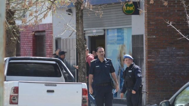 llevaban $500.000 y los arrestaron por su posible vinculo con el robo al banco industrial