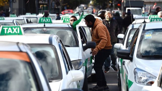 los taxistas cortan calle 12 y piden la exencion de las fotomultas en la plata