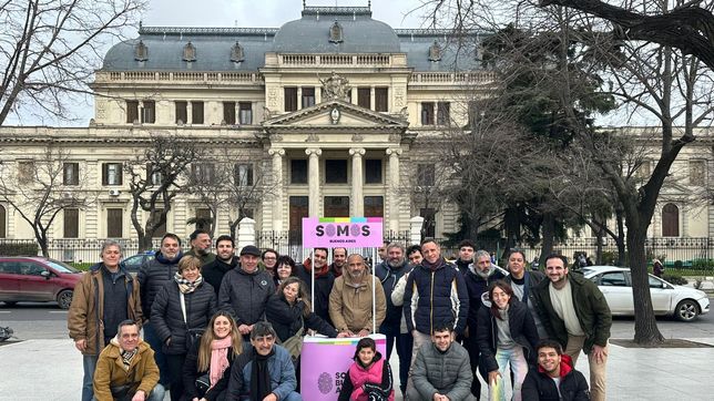 somos buenos aires ya arranco la campana con mesas en el centro y los barrios de la plata