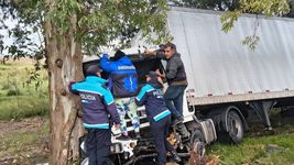 un camion perdio el control en ruta 2, choco contra un arbol y hubo que rescatar al conductor un camion perdio el control en ruta 2, choco contra un arbol y hubo que rescatar al conductor