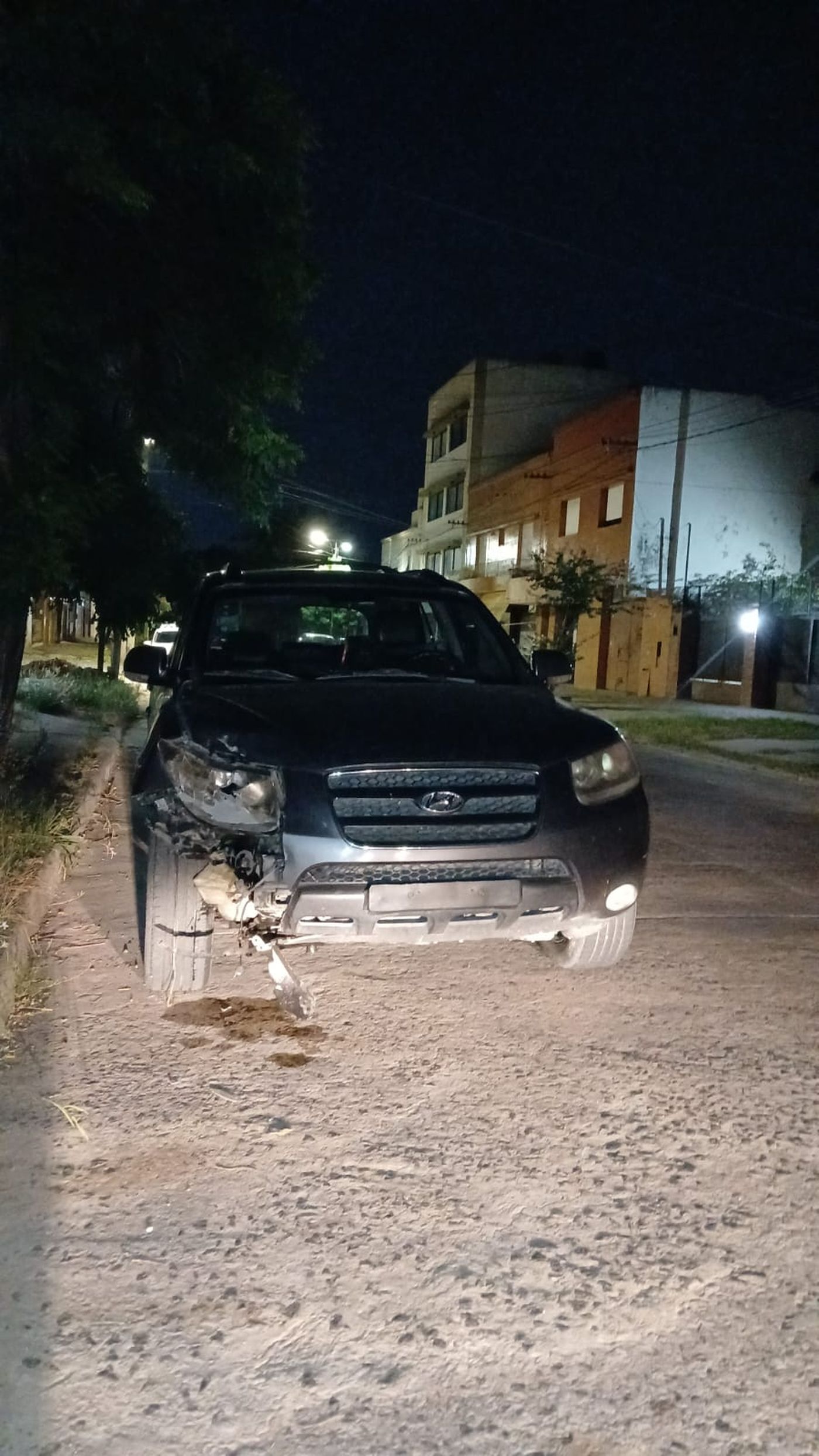 As&iacute; qued&oacute; la camioneta del conductor que choc&oacute; al auto estacionado en La Plata