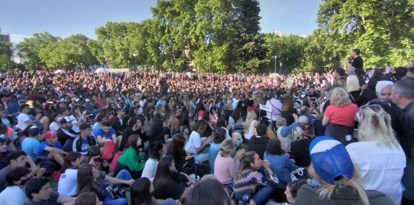 Mateada de Kicillof en Plaza Malvinas de La Plata