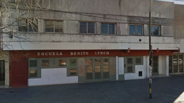 la comunidad educativa del benito lynch reclamo por el cierre de la escuela para adultos