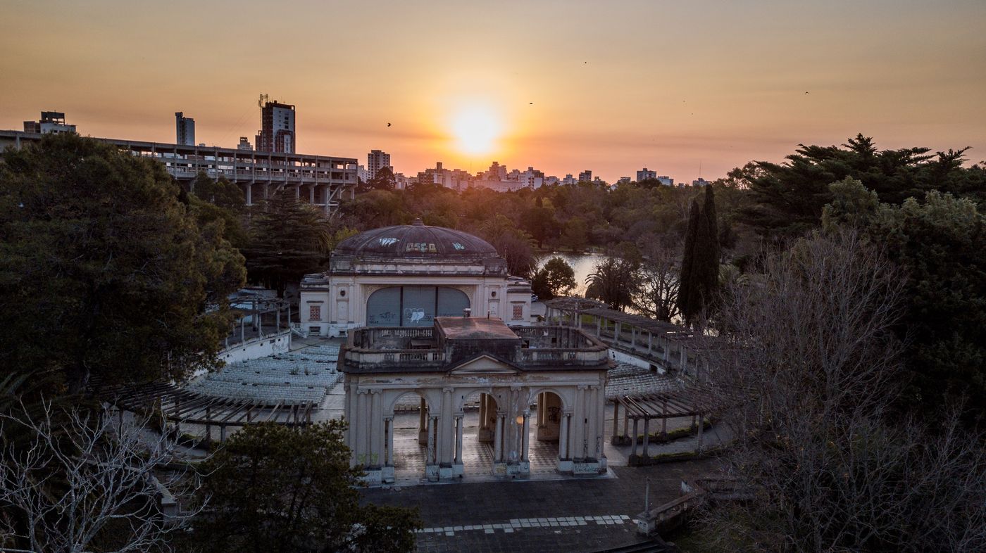 Una postral del Teatro del Lago, en el corazón del Bosque de La Plata