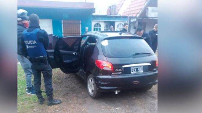 robaron un auto estacionado, los persiguieron por todo el barrio y terminaron detenidos