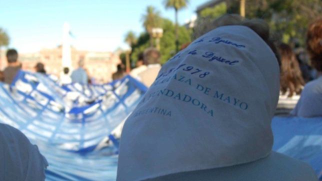 una multitud volvio a la plaza de mayo a 46 anos del golpe de estado