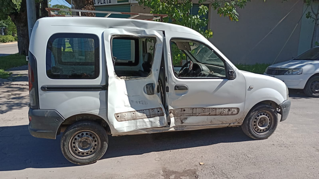 grave accidente en la plata: un motociclista choco con una camioneta y sufrio serias lesiones