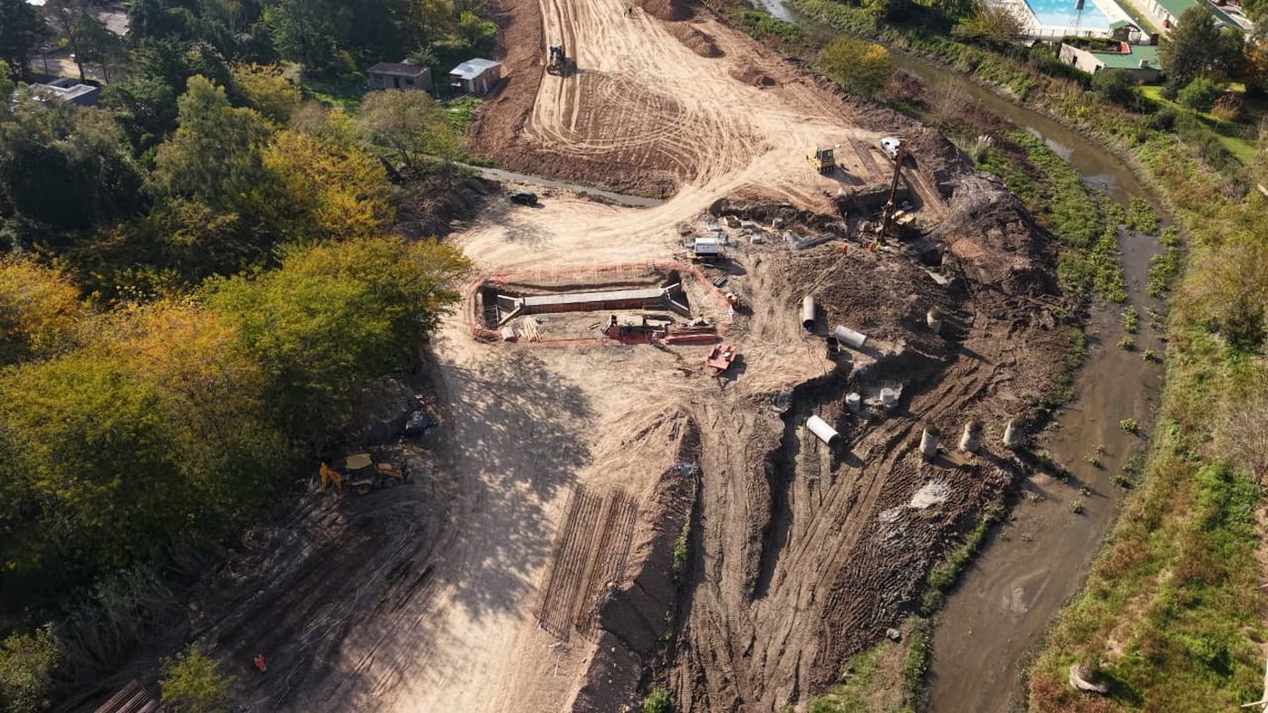 Las construcción de los pilotes para uno de los puentes sobre los arroyos que hay en la zona