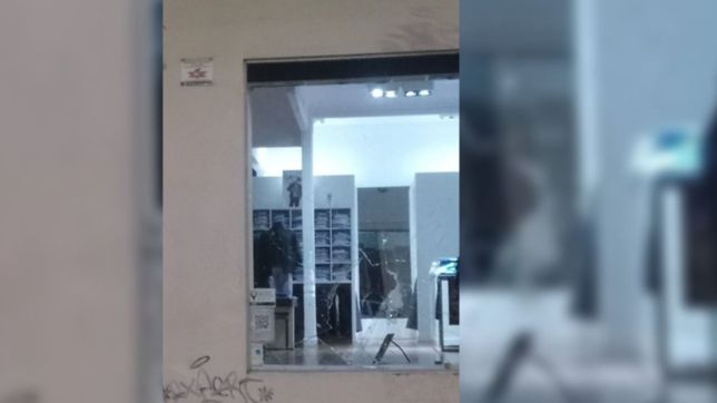 otro caso de vandalismo en el centro platense: rompieron la vidriera de un local de ropa