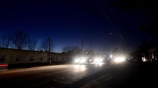 perdio el control del auto, choco contra un poste y dejo sin luz a una cuadra de vecinos