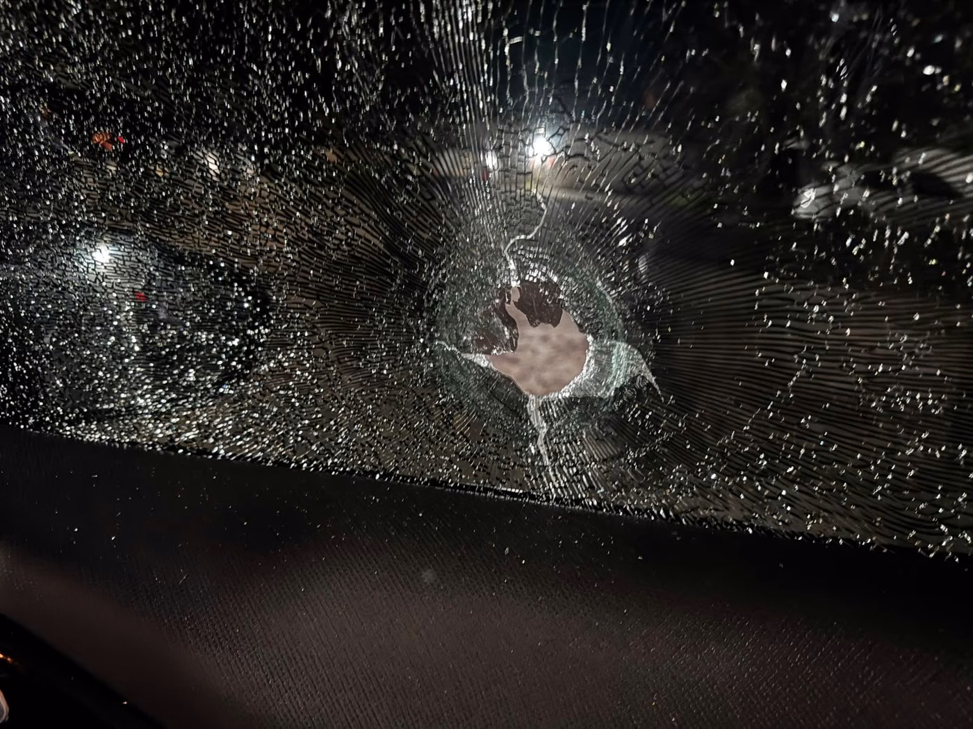 El automovilista iba por la Autopista La Plata-Buenos Aires cuando de pronto sintió un fuerte impacto.