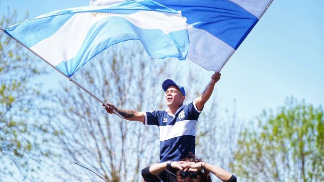 todo el color de los hinchas de gimnasia para despedir al plantel albiazul