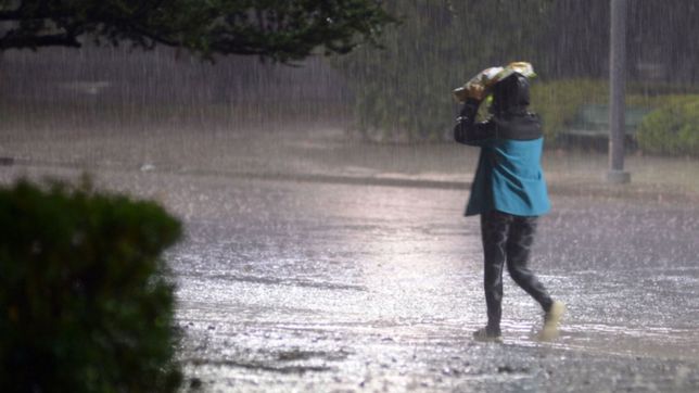 la plata en alerta naranja por las lluvias y tormentas que golpean a la region