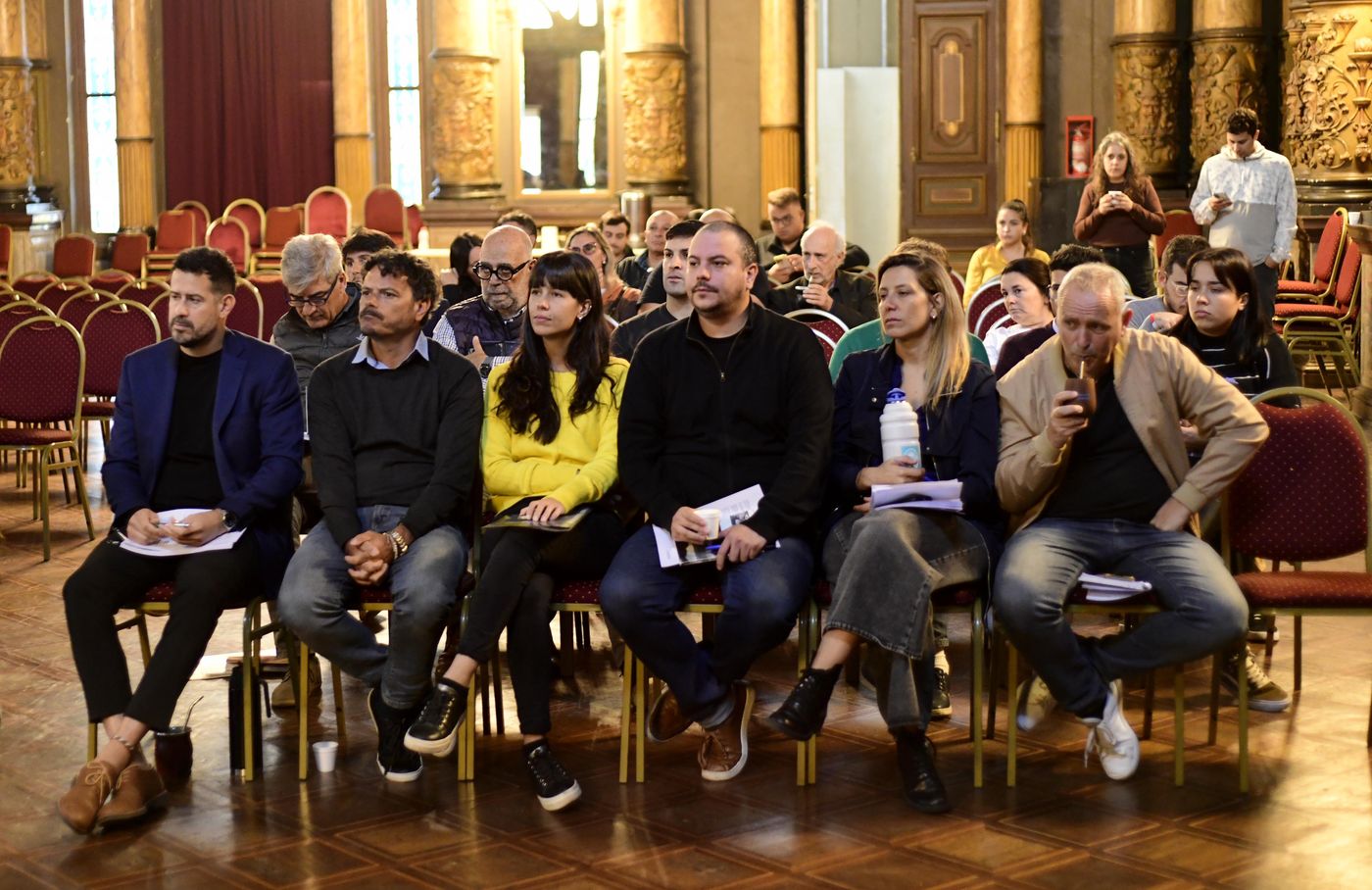 El presidente del Concejo Deliberante, Marcelo Galland, junto a buena parte del bloque de concejales de UxP