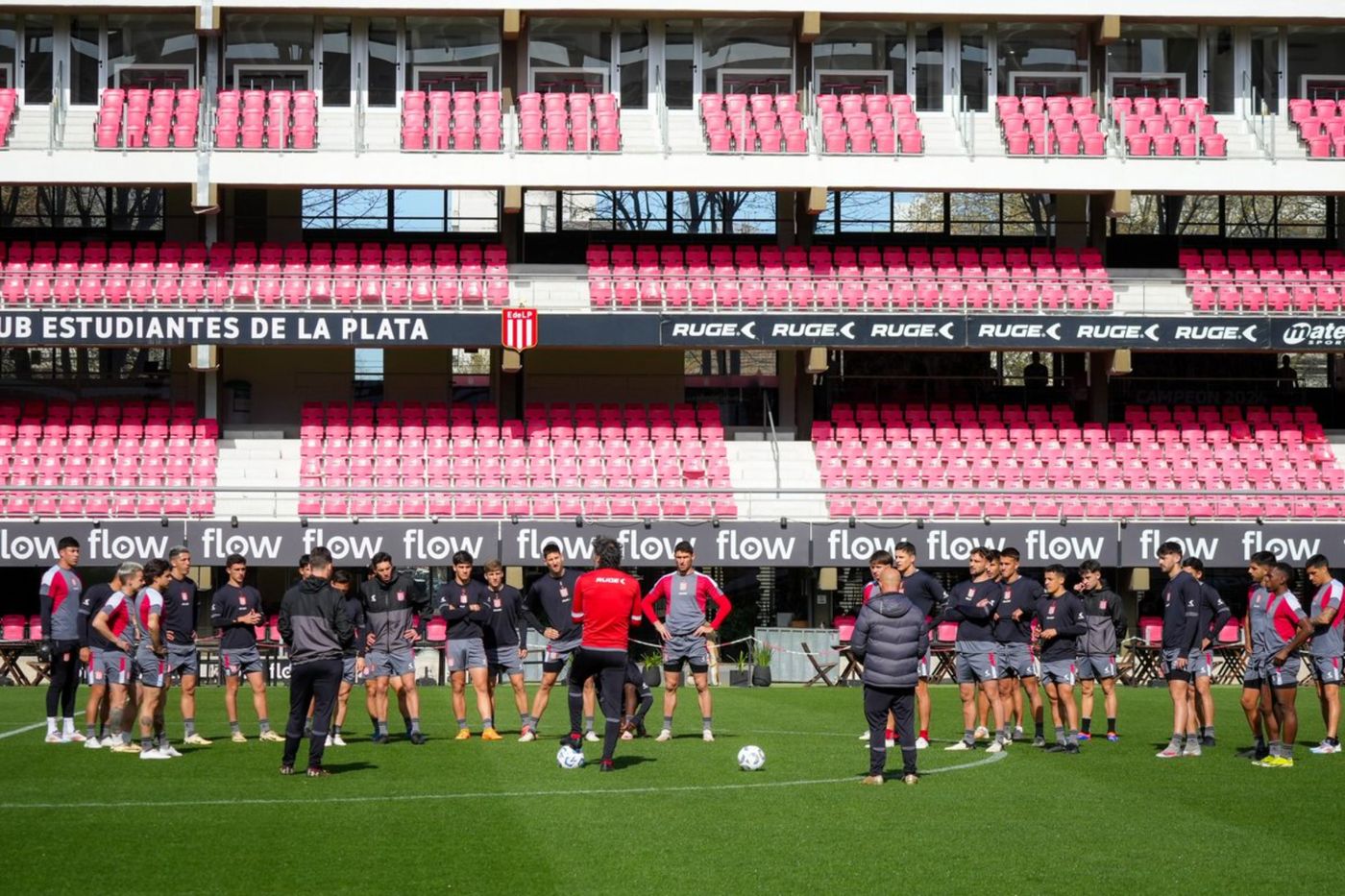 Entrenamiento Estudiantes Estadio UNO grupal 2.jpg