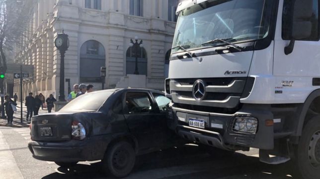 accidente y milagro en 7 y 50: un auto casi termina debajo de un camion