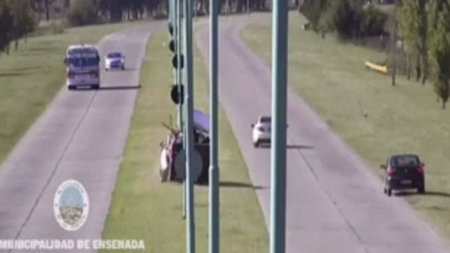 video: un auto causo un brutal accidente en el camino a punta lara y huyo