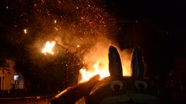 polemica en un barrio de la plata donde los vecinos buscan impedir la quema de un clasico muneco polemica en un barrio de la plata donde los vecinos buscan impedir la quema de un clasico muneco