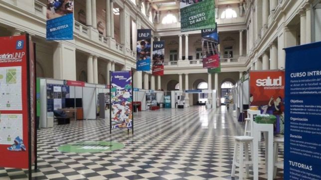 stands, materiales interactivos y mucho color: asi se prepara la expo universidad 2018