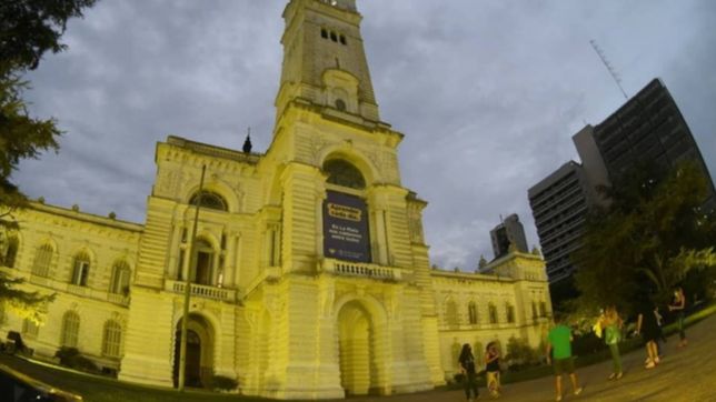 ¿por que se ilumino de amarrillo la municipalidad de la plata?