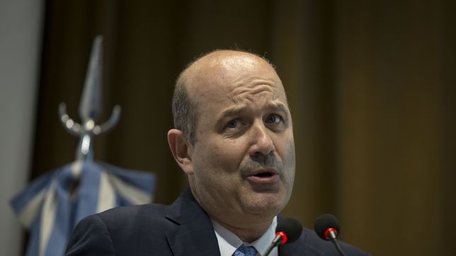 federico sturzenegger fue a votar y a la salida de la escuela lo increparon