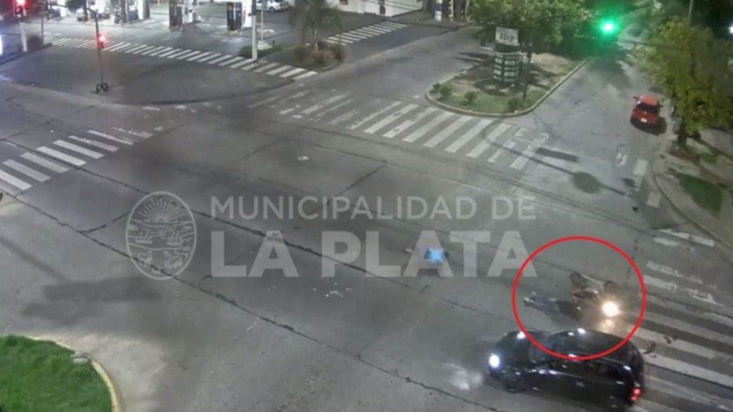 VIDEO: Un fuerte choque en 19 y 72 terminó con dos motociclistas heridos