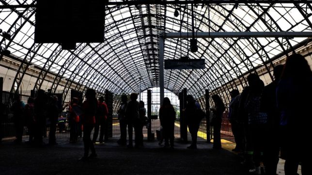 empiezan las obras en el techo de la estacion de trenes de la plata y cambian los ingresos