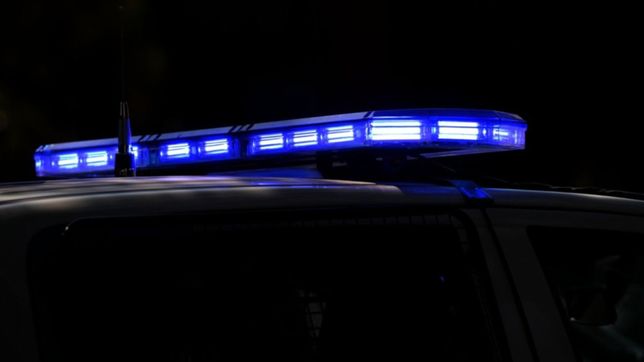 dos motochorros le robaron el arma a un policia que entraba a su casa de la plata