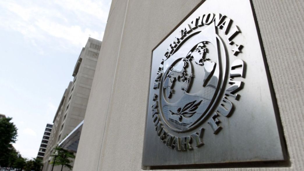 Llegó la misión del FMI que se reunirá con Caputo para destrabar desembolsos