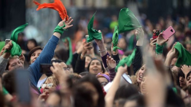 marcha y panuelazo verde en el centro de la plata por la legalizacion del aborto
