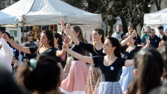 la mega feria de plaza azcuenaga se lleno de tradicion en el dia de la independencia