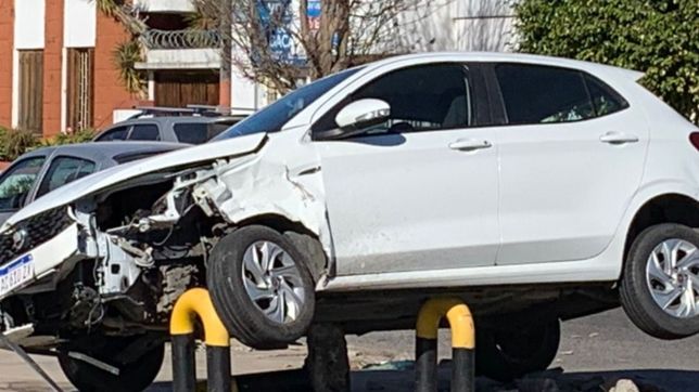 impresionante accidente en la plata: un auto termino encima de las barreras antichoque