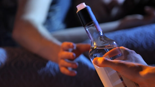 internaron en la plata a un chico por un coma alcoholico e investigan si lo obligaron a beber