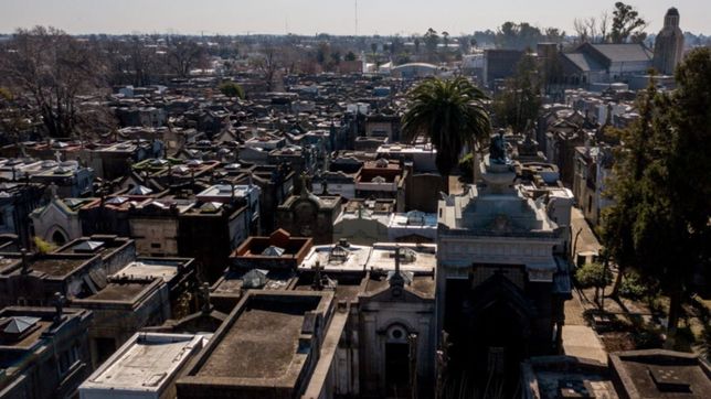 preocupacion en el cementerio de la plata por el vandalismo y el robo de placas de bronce