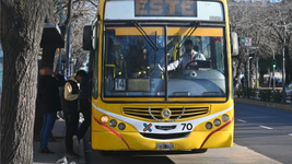 pasajeros casi linchan a un ladron que intento robar en un micro pasajeros casi linchan a un ladron que intento robar en un micro