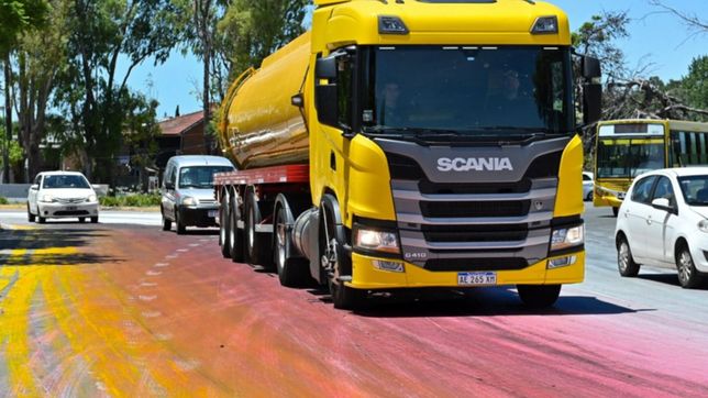 derrame de pintura, motociclista caido y autos enchastrados en la bajada de la autopista