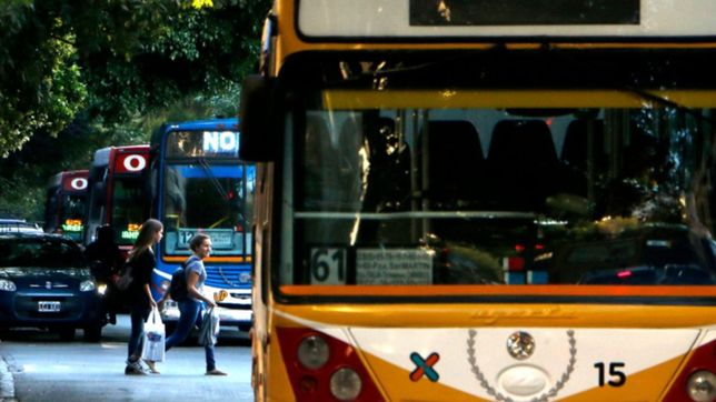 una mujer apunalo a un hombre que viajaba junto a su pareja en un este