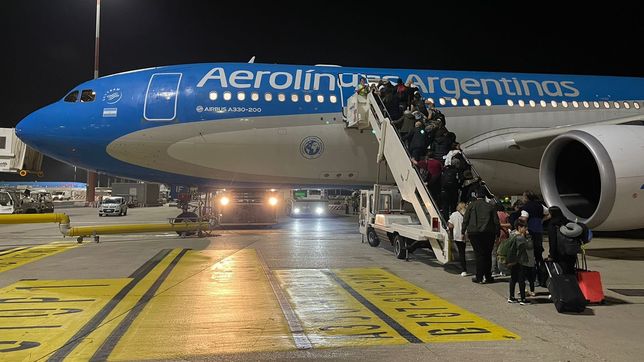 arribo al pais el vuelo de argentinos repatriados con los estudiantes platenses atrapados en israel