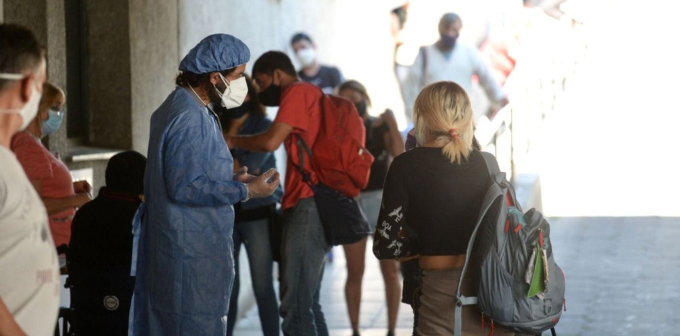 Fila para hisopados en el Hospital Rossi