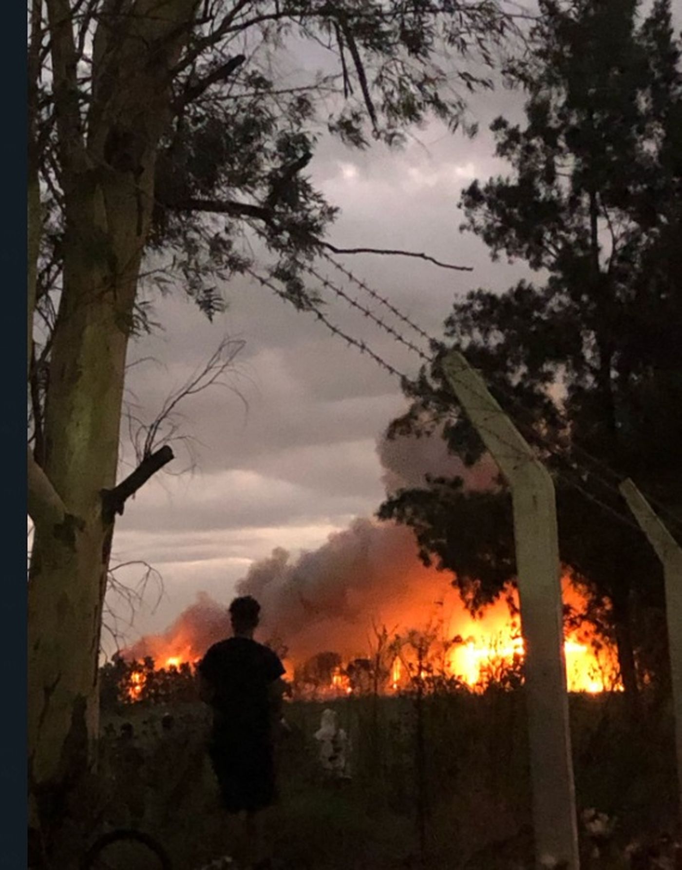 El incendio en el Frigorífico Gorina dejó durante un largo rato una espesa columna de humo en toda la zona. El incendio en el Frigorífico Gorina dejó durante un largo rato una espesa columna de humo en toda la zona.