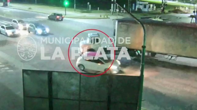 video: la imprudencia de un camionero casi causa una tragedia en camino centenario
